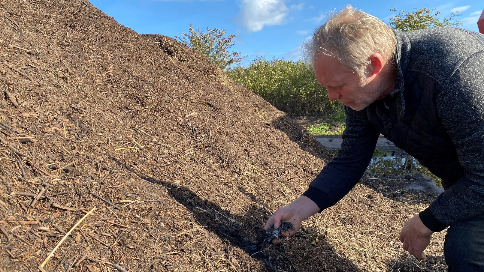 Kurt Kjelde har brugt kompost i 20 år, og det har haft en mærkbar effekt på kulstofindholdet i jorden på hans marker