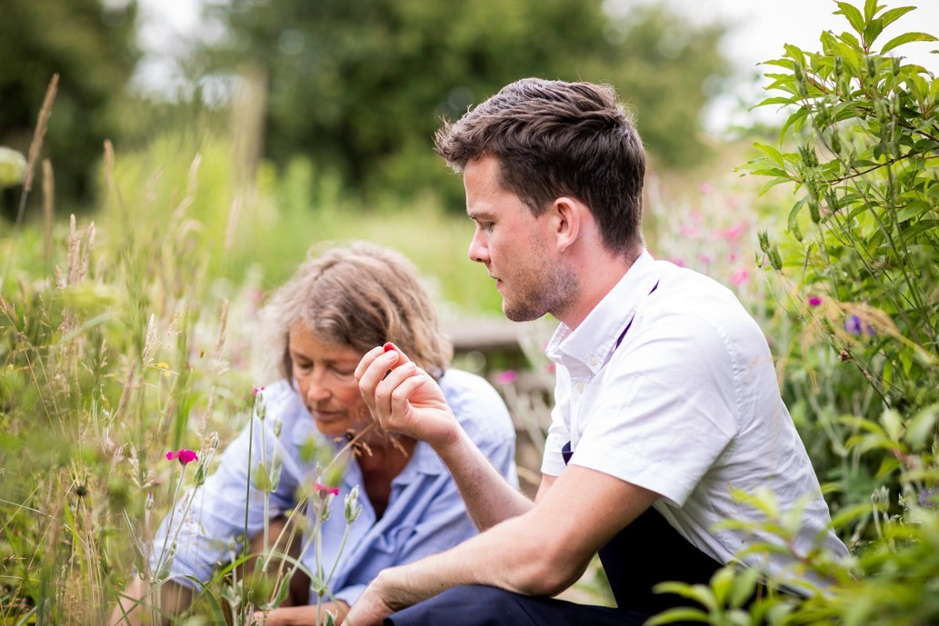 Økolog Tine Hage og kokken Jakob Kiercki ser frem til at servere økologisk mad fra det moderne landkøkken, som bygger på egene og primært danske råvarer