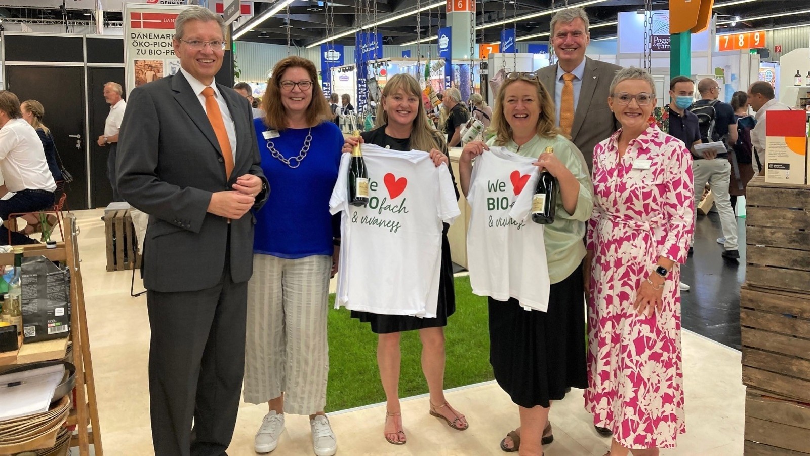 Hele BioFachs topledelse anført af professor, Dr. Roland Fleck (t.v.), Danila Brunner, Peter Ottmann og Petra Wolf yderst (t.h.) havde både t-shirts og champagne med til de danske arrangører Pernille Bundgård og Malene Aaris