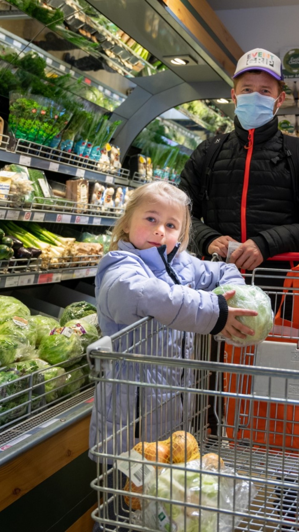 Mathias Grip, der bor i Lejre med sin datter Rosa på seks år, er en af de trofaste kunder i den lokale Dagli'Brugsen, hvor de køber flest muligt af deres fødevarer, som helst skal være økologiske