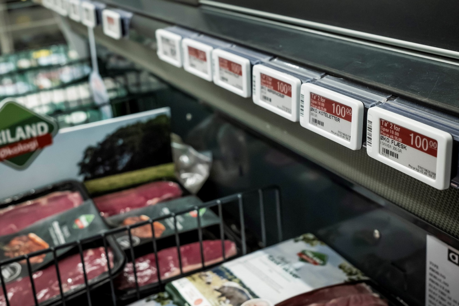 Kød fra Friland på tilbud i køledisk i Meny.