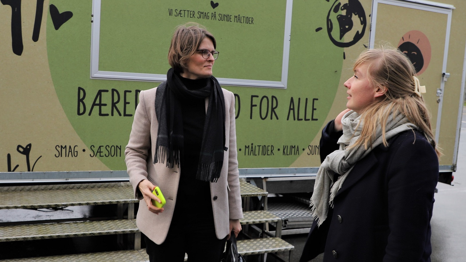 Mie Reihs Hegnar fra Økologisk Landsforening og Hannah Tinggaard foran kommunens foodtruck, som bliver brugt til at fortælle borgerne i Odense om den økologiske og klimavenlige mad i de kommunale køkkener