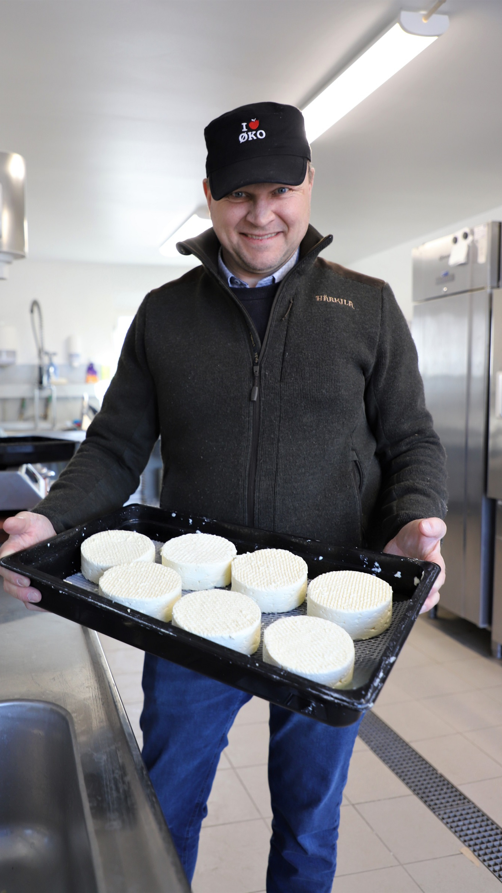 Op til Økodag har Morten Schultz lavet ost af mælk fra Tranegårds egne køer