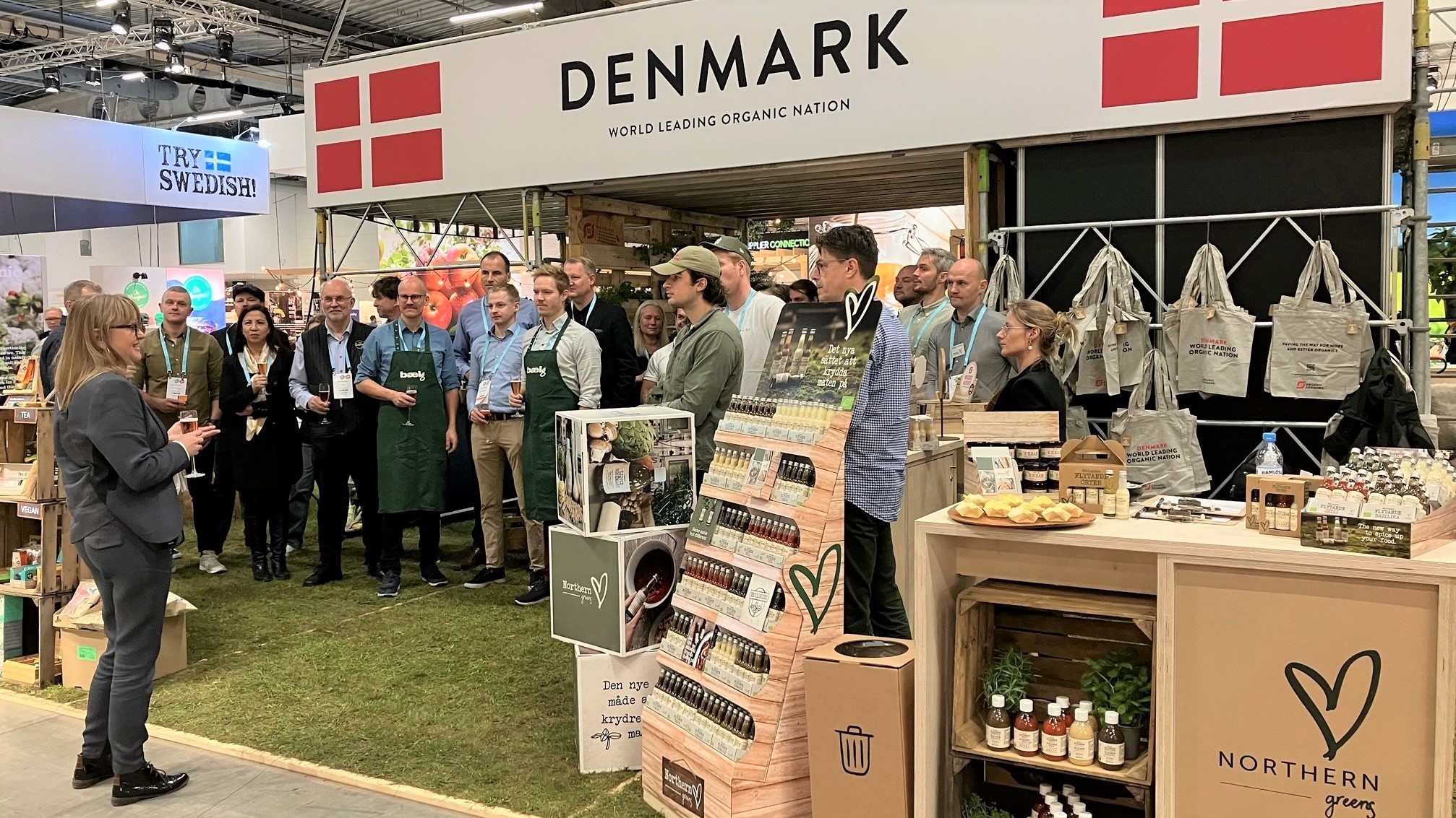 Pernille Bungård byder de danske udstillere velkommen på NOFF.