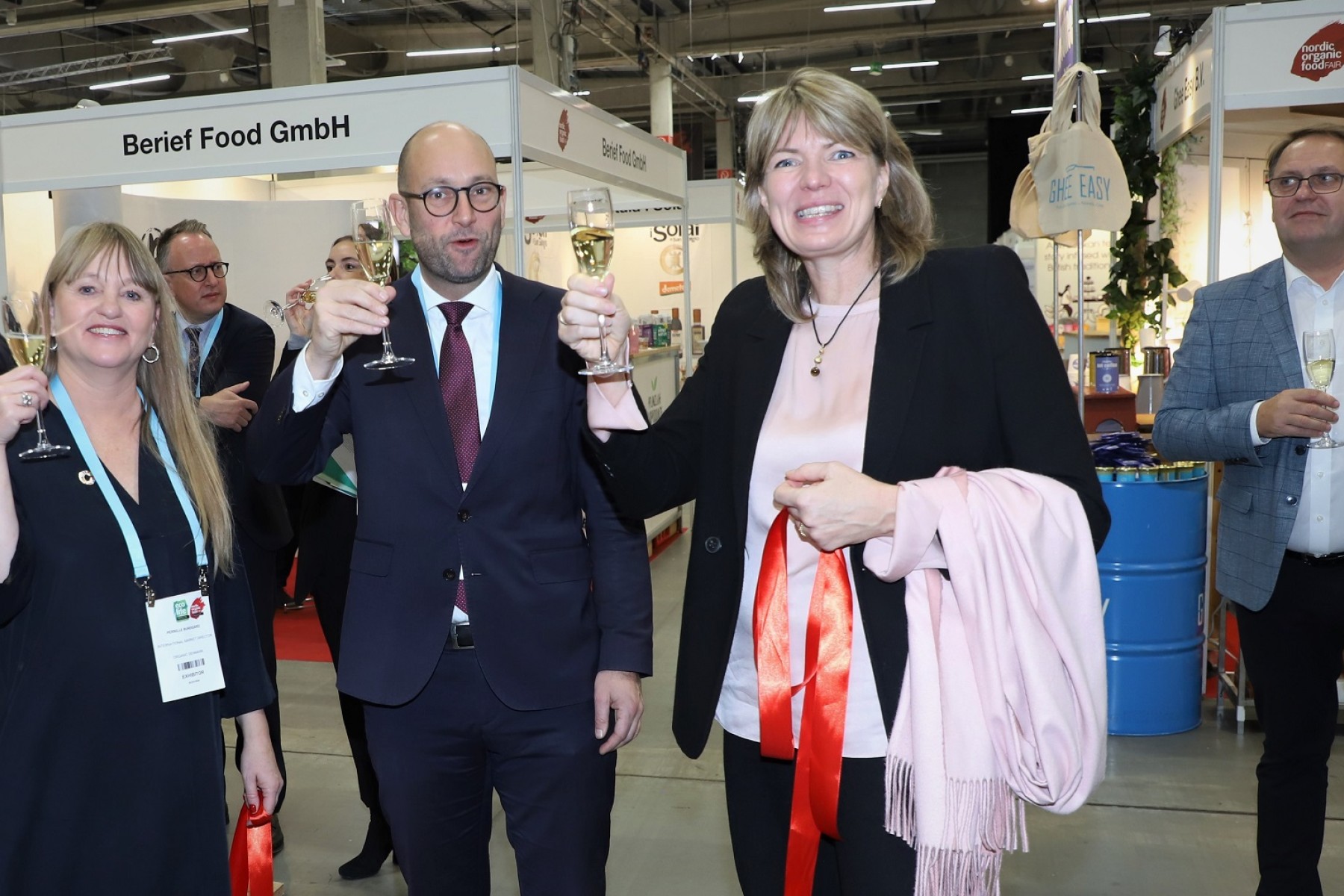 Så glade ser man ud, når man endelig efter flere aflyste messer igen får lov til at klippe snoren til Skandinaviens største økologimesse. Her er fødevareminister Rasmus Prehn flankeret af markedschef for eksport, Pernille Bundgård t.v. og direktør Helle Borup Friberg, begge fra Økologisk LandsforeningPernille Bundgård, Rasmus Prehn