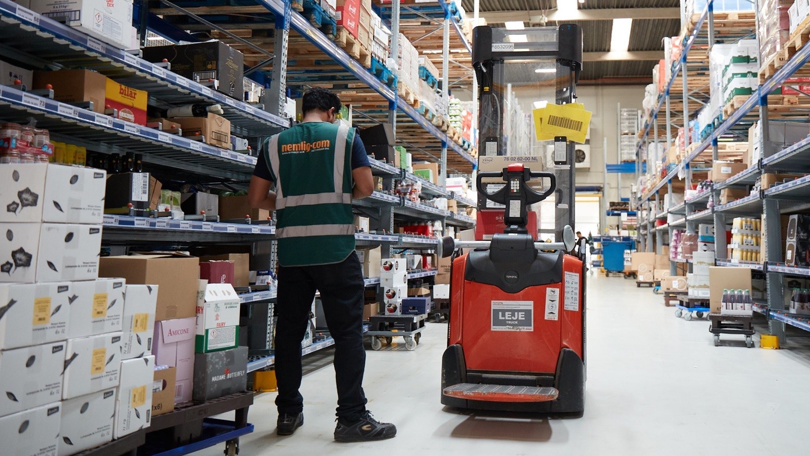 Lagerarbejder pakker varer på Nemlig.coms lager