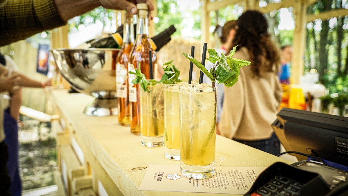 Opskriften cocktailen Northstar 1 cl mojito-sirup fra Bite, knust is 2 cl Dark Rum fra Great Dane, 2 cl Ellenor Hyldeblomst Likør, top med myntestilk, evt. med flormelis på bladene