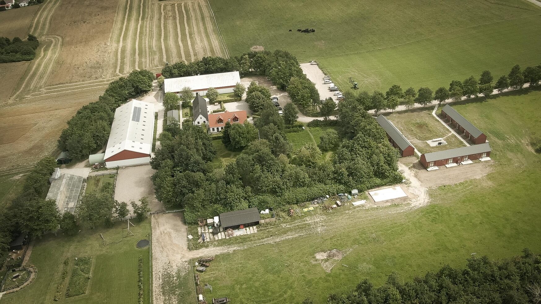 Østagergård dyrker omkring 220 ha, hvor cirka en tredjedel er udlagt i græs. Resten dyrkes med konsumkorn