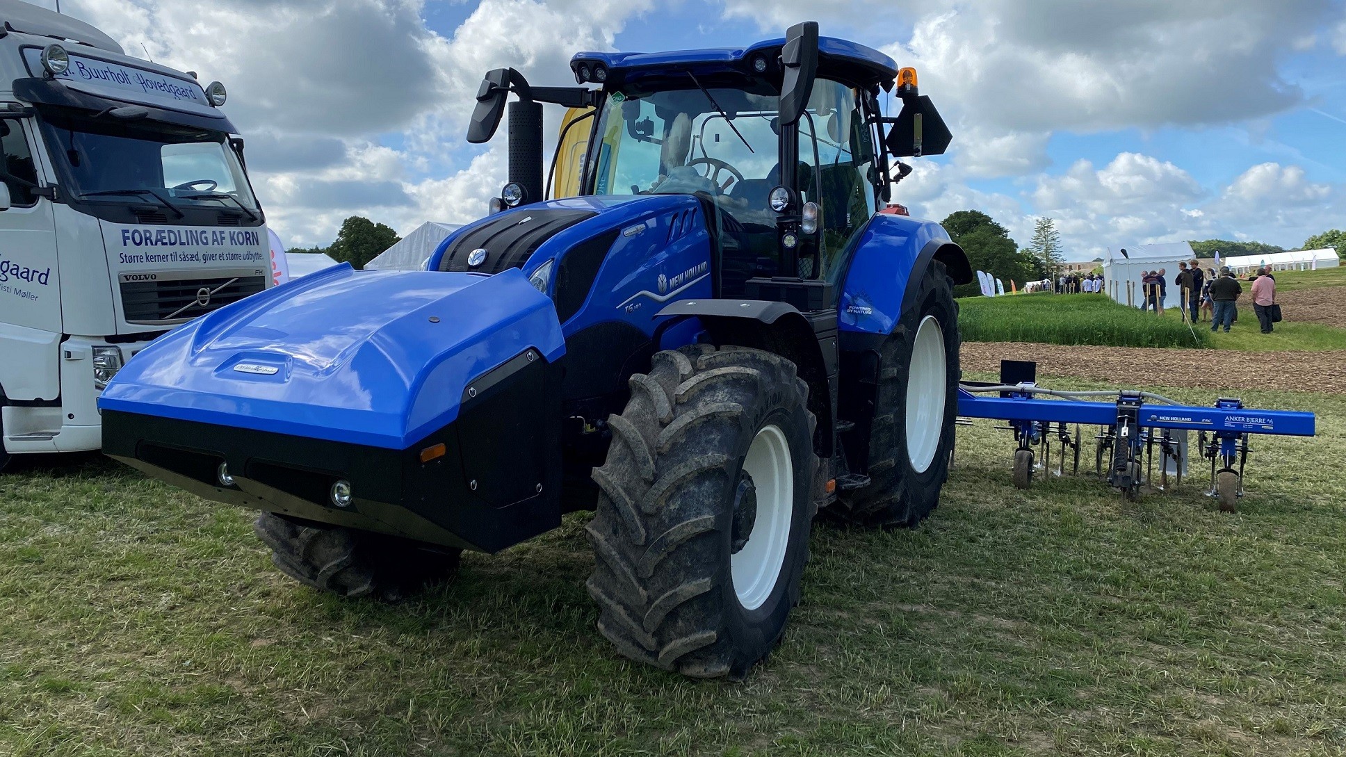 Ved første øjekast er det kun den ekstra fronttank, som afslører, at der er tale om en biogas-udgave af New Holland T6-serien