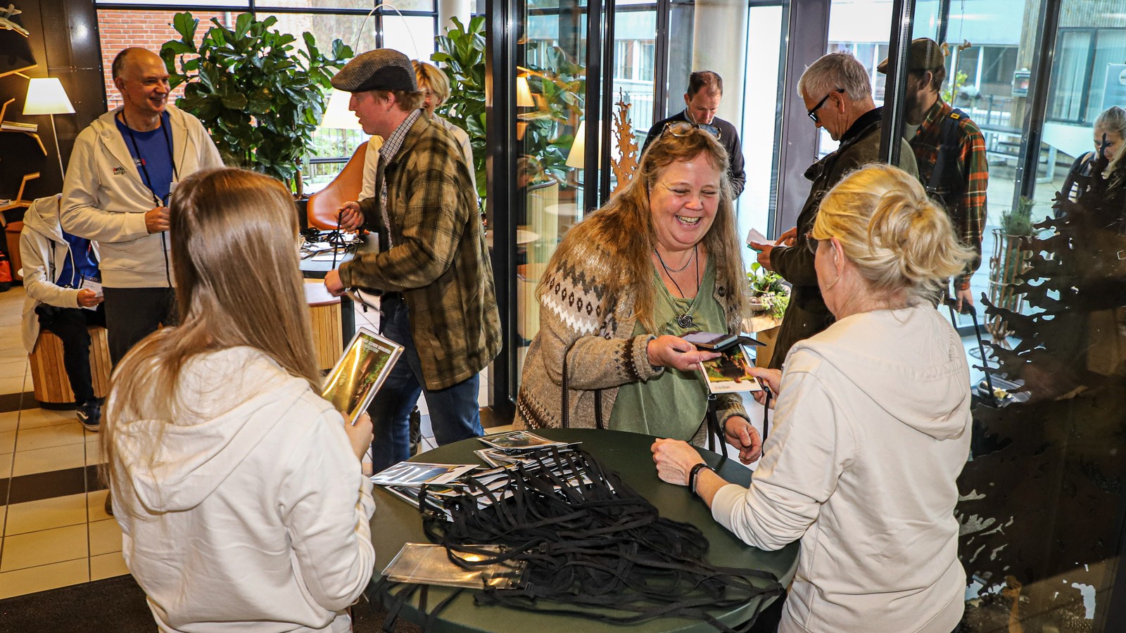 Folk ankommer til årets økologikongres og fremviser corona-pas
