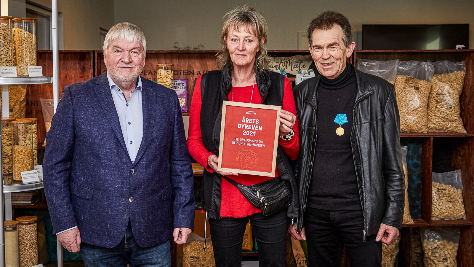Fie Graugaard og Ulrich Kern-Hansen står med diplomet for Årets Dyreven