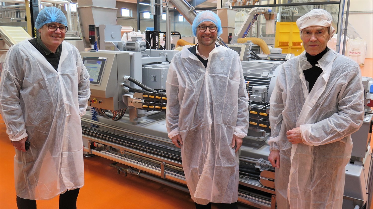 Søren Egge Rasmussen, Rasmus Prehn og Ulrich Kern-Hansen foran en af ekstruderne hos Organic Plant Protein