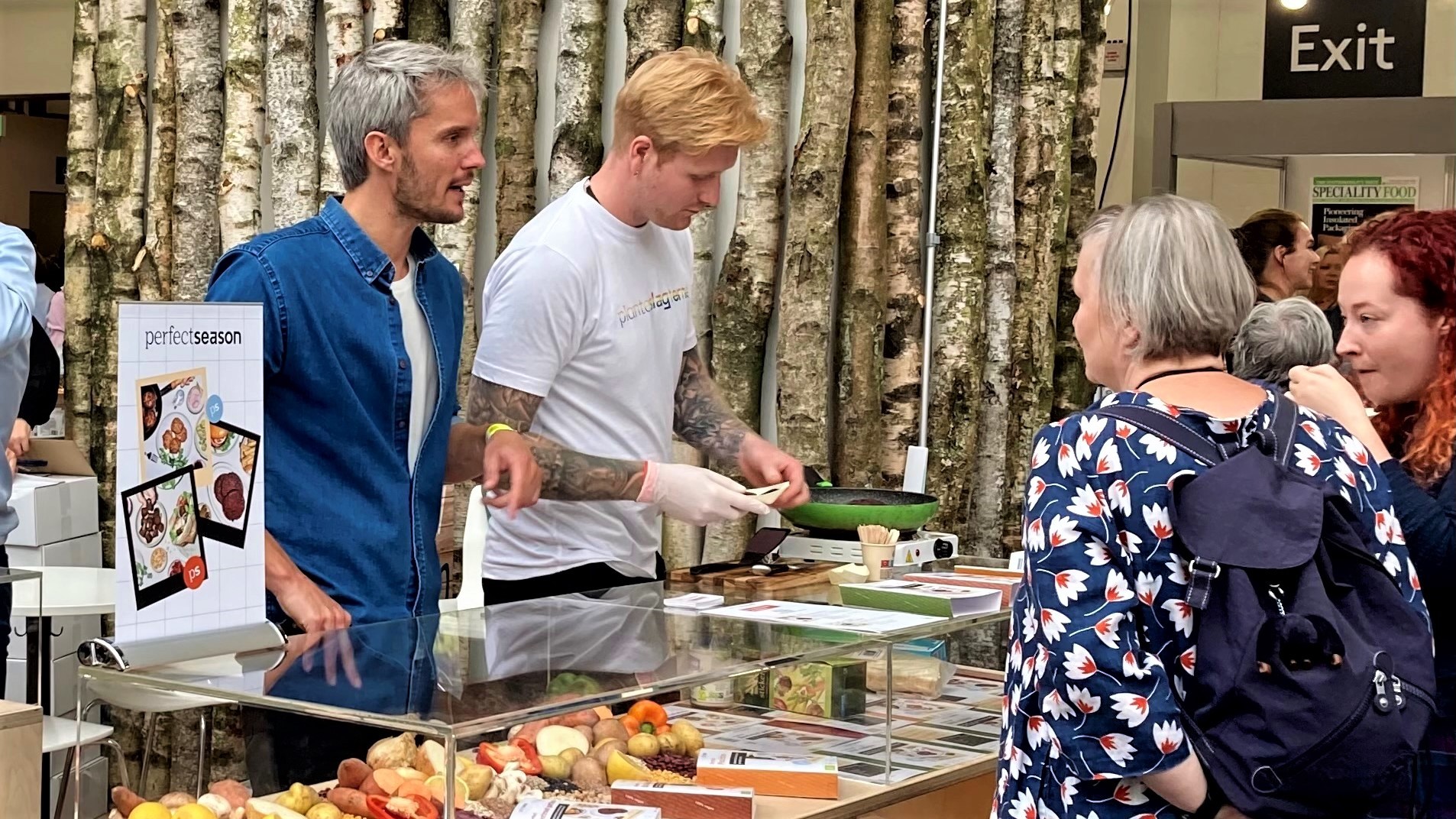 Planteslagterne taler med gæster på den danske stand
