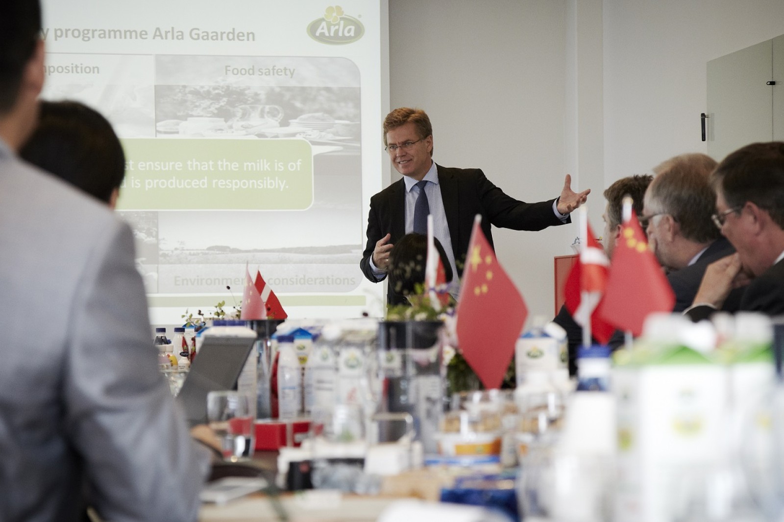 Peder Tuborgh holder møde med kinesiske kunder
