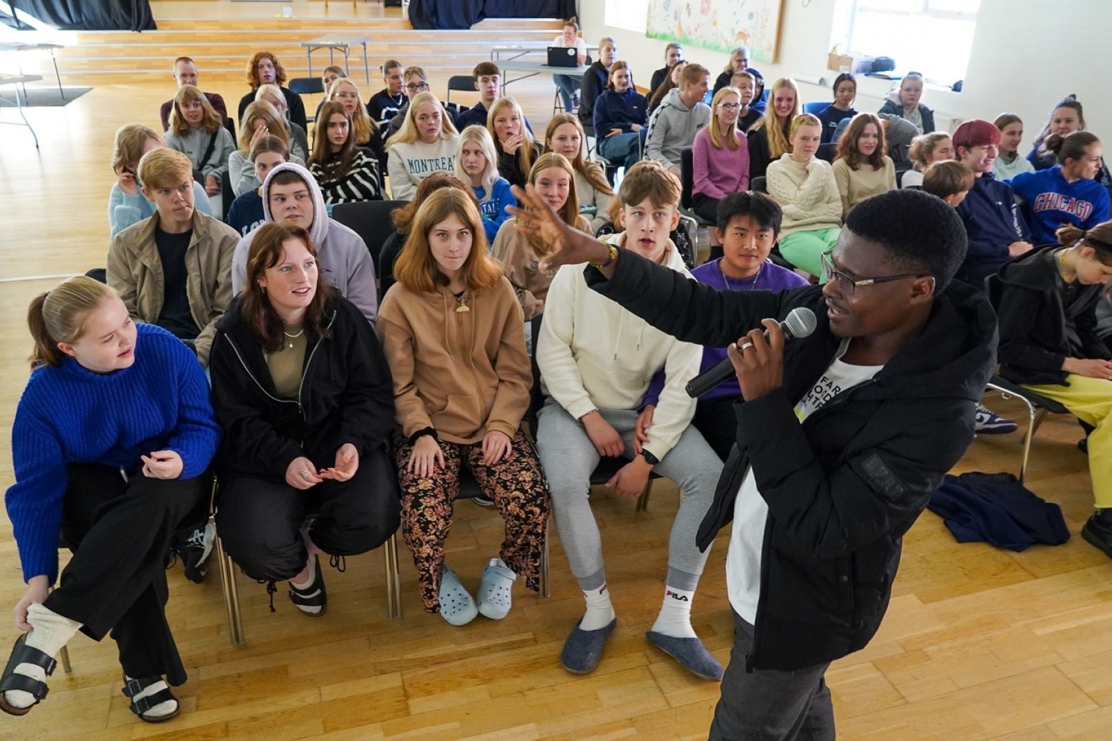 Peter Mapambano taler til eleverne på Skrødstrup Efterskole i forbindelse med med projektet Organic Fair Food Fighters