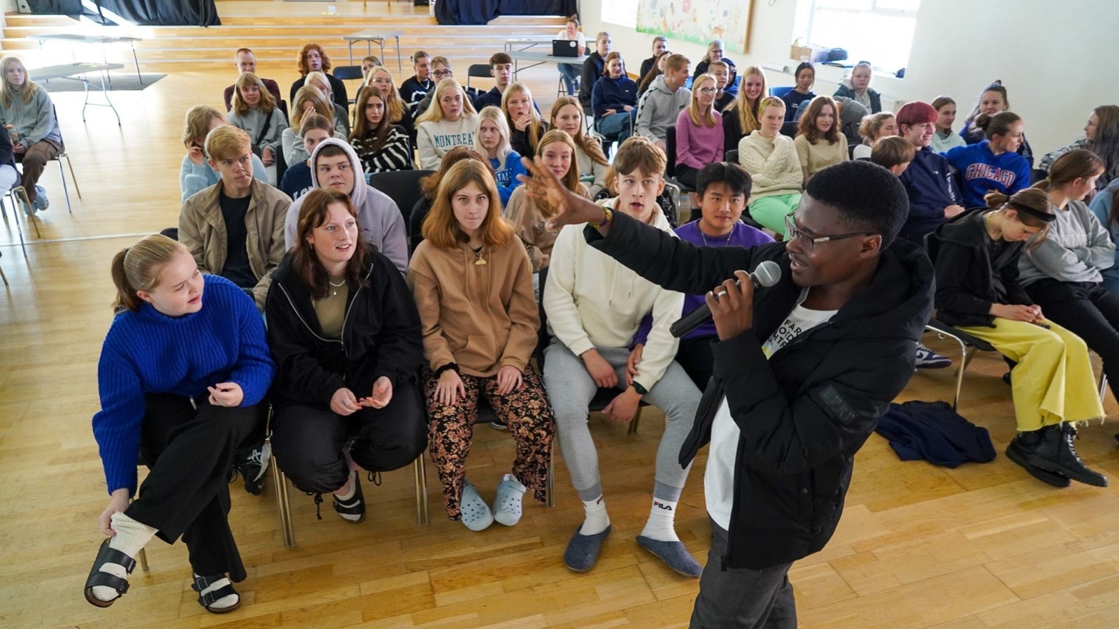 Peter Mapambano taler til eleverne på Skrødstrup Efterskole i forbindelse med med projektet Organic Fair Food Fighters