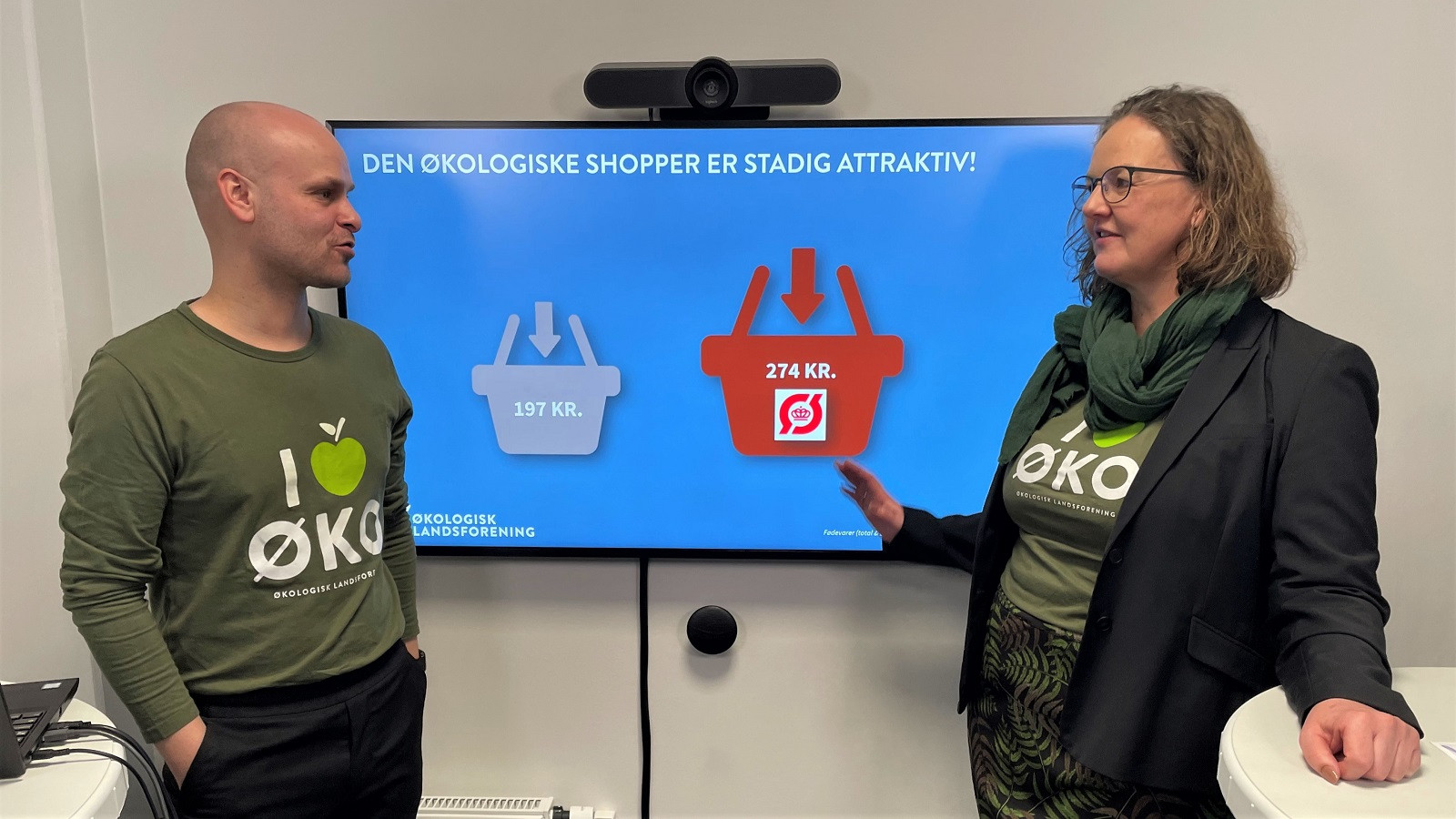 Peter Rasmussen og Birgitte Jørgensen fra Økologisk Landsforening kunne blandt andet fortælle, at det trods tilbagegangen i salget i 2022 stadig er den økologiske kunde, som fylder flest varer i indkøbskurven