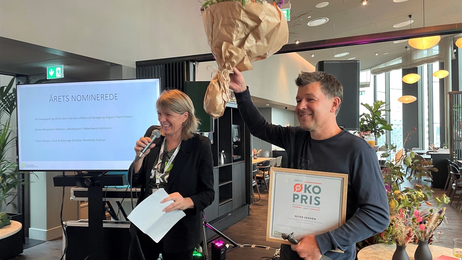 Helle Borup Friberg overrækker Årets Økopris til Peter Skoven