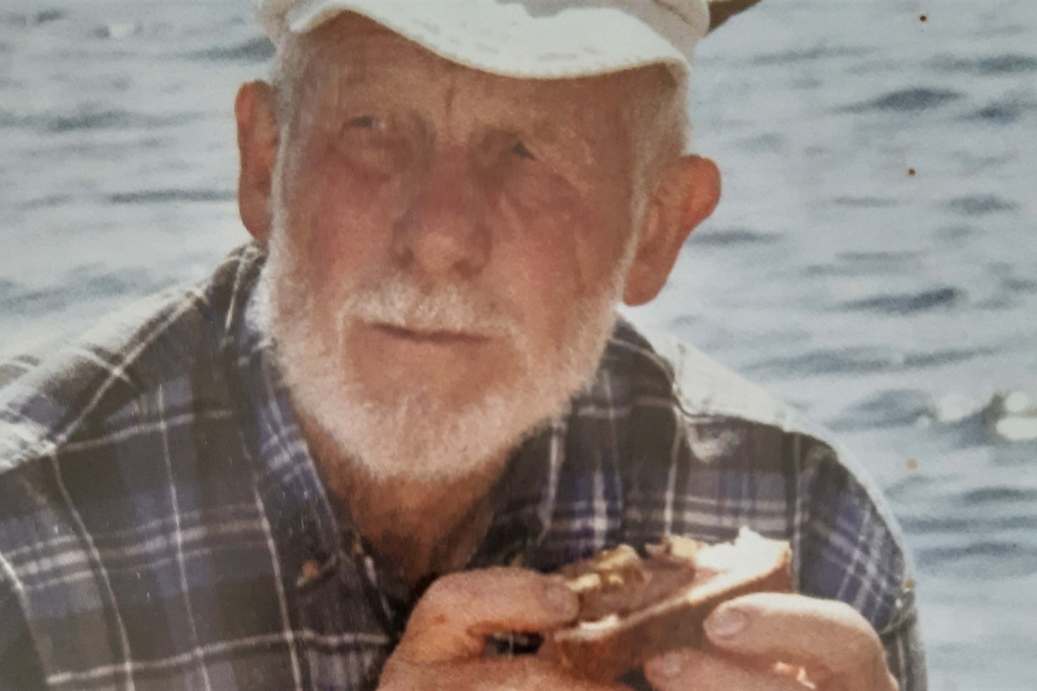 Foto af Poul Norsgaard, der spiser et stykke brød