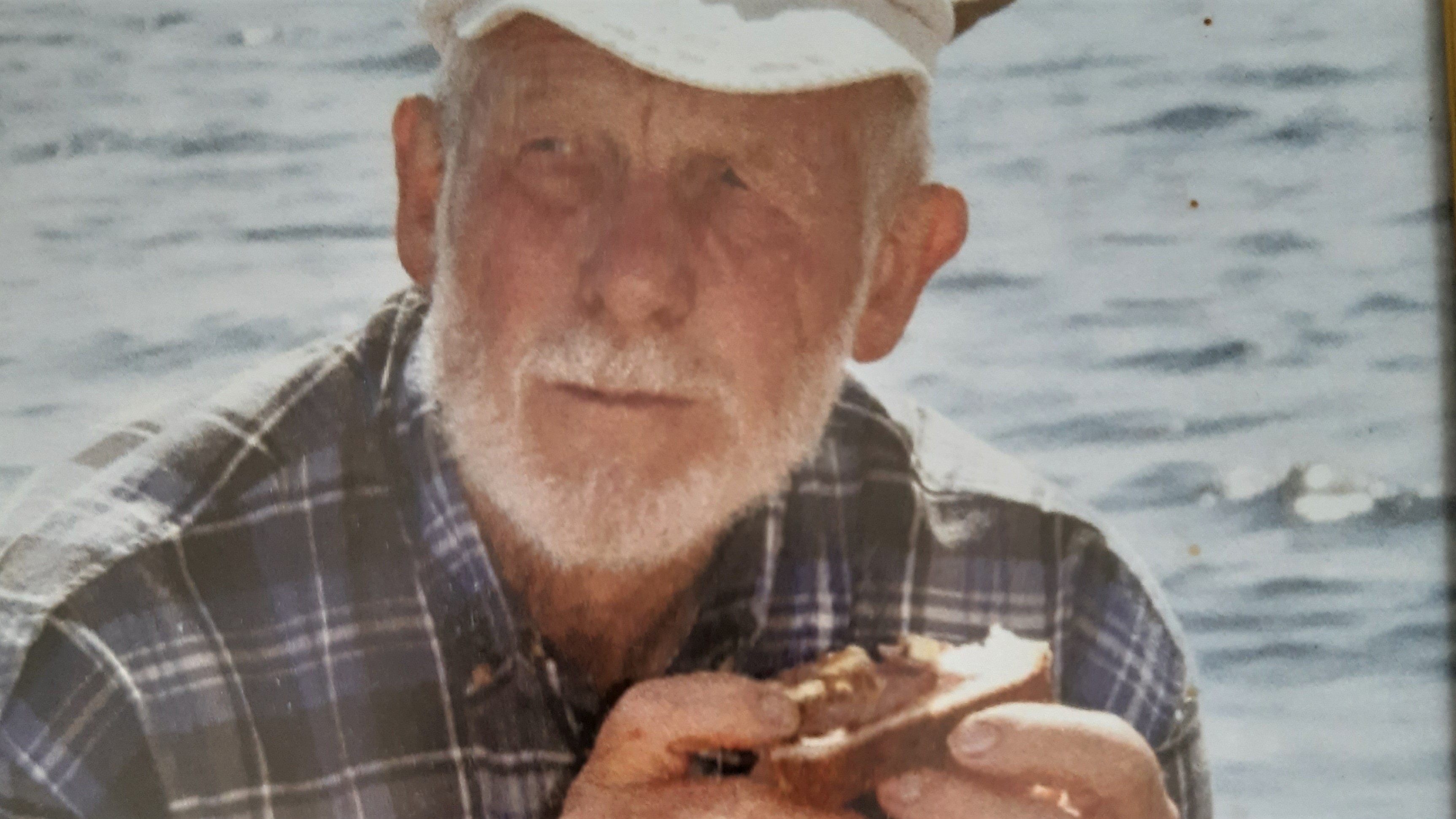 Foto af Poul Norsgaard, der spiser et stykke brød