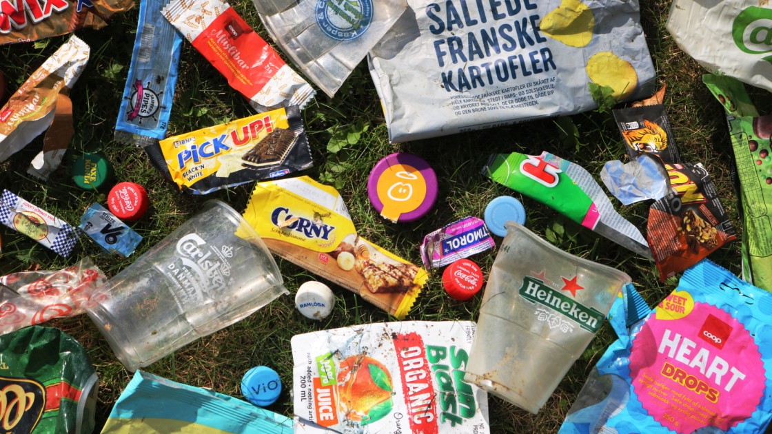 Plasticemballage affald i naturen