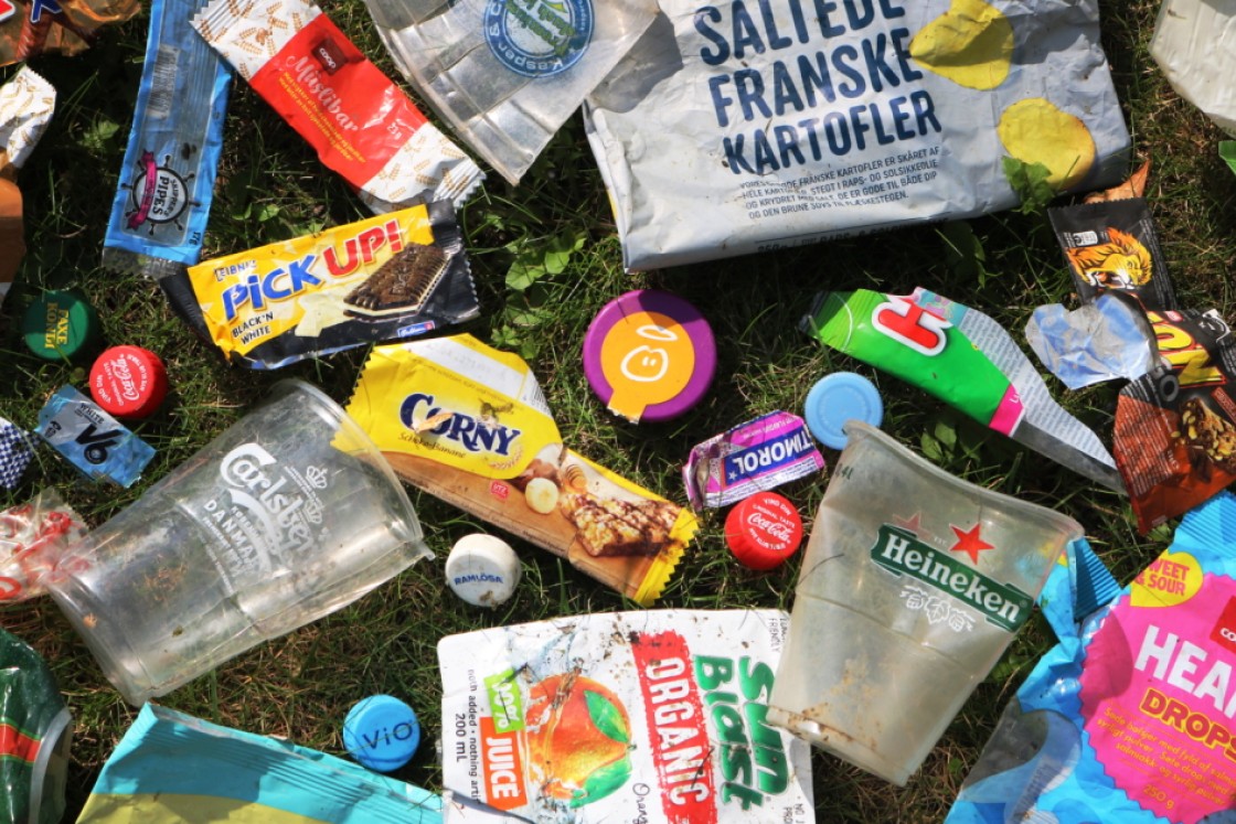 Plasticemballage affald i naturen