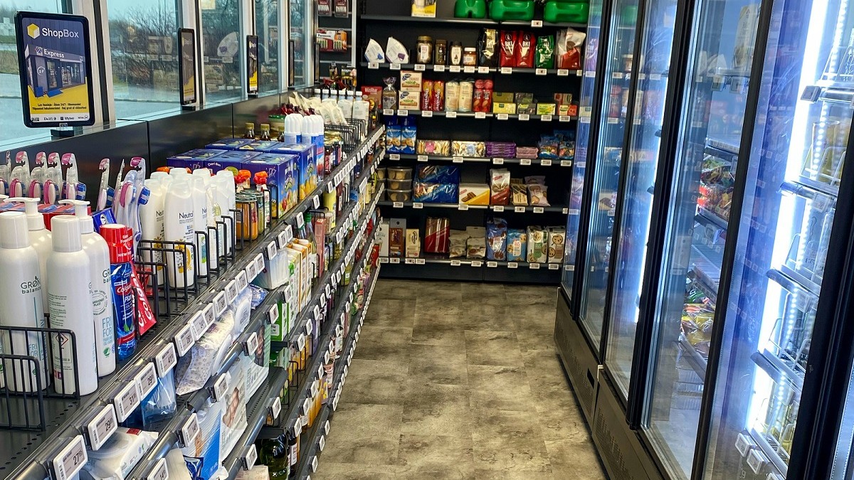 I de seneste dage har medarbejdere fra Retail360 haft travlt med at fylde de sidste varer på hylderne og i frost- og køleskabe i den specialindrettet container, og selv om det sker i regi af kioskkonceptet Nærkøb Exspress, bliver der plads til en hel del økologiske produkter.