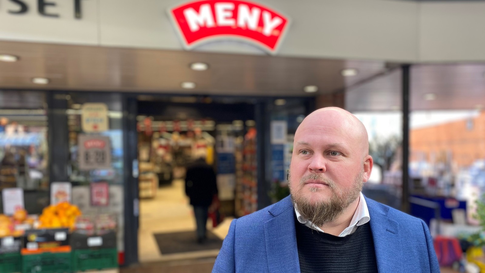 Kædedirektør Richo Boss foran Meny-butik