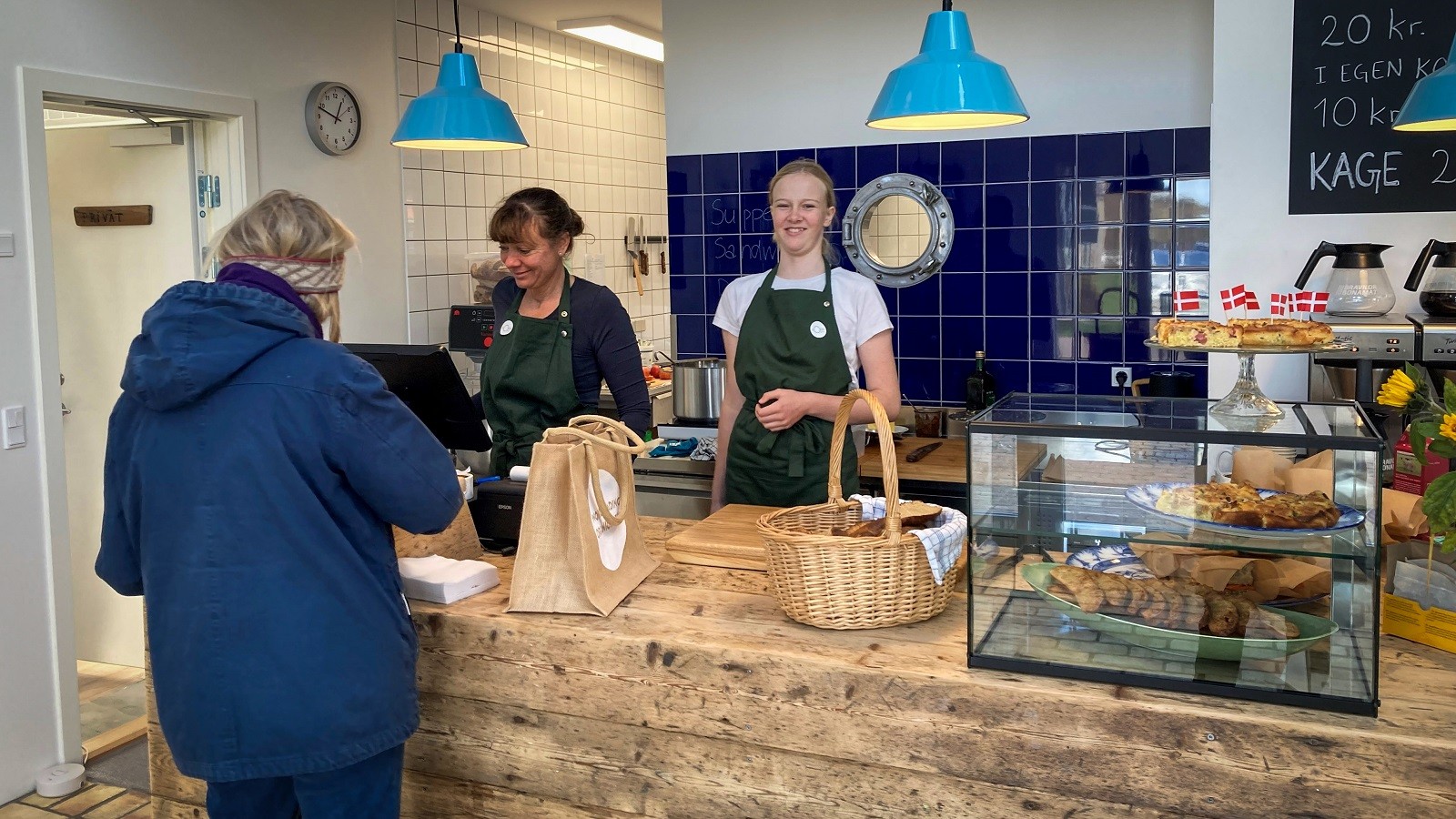 Rikke Grønning ekspederer kunde i Good Food to go
