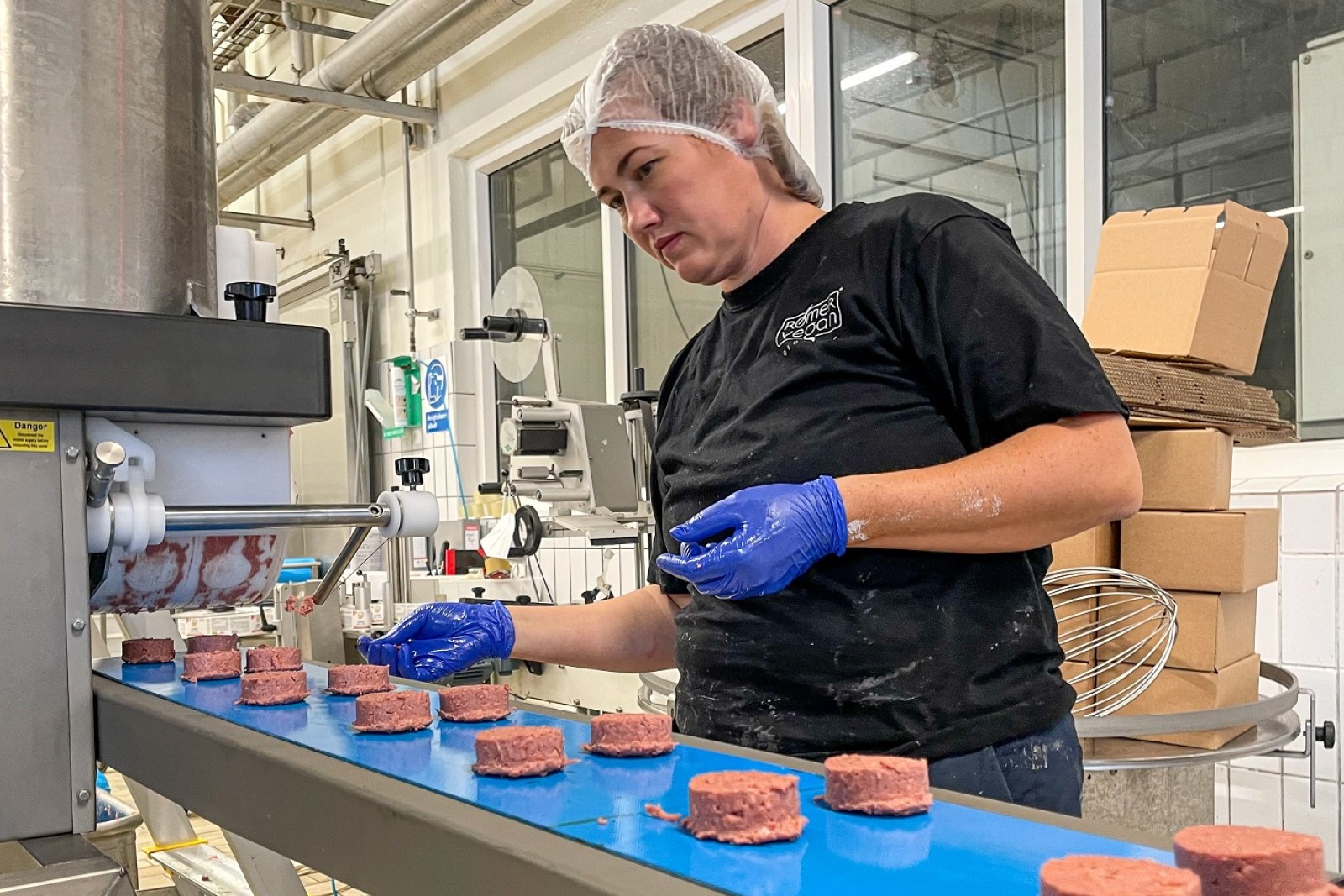 Ansat hos Rømer Vegan producerer veganske minideller