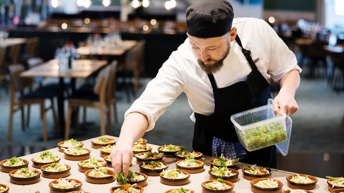 Kok anretter salat hos Scandic