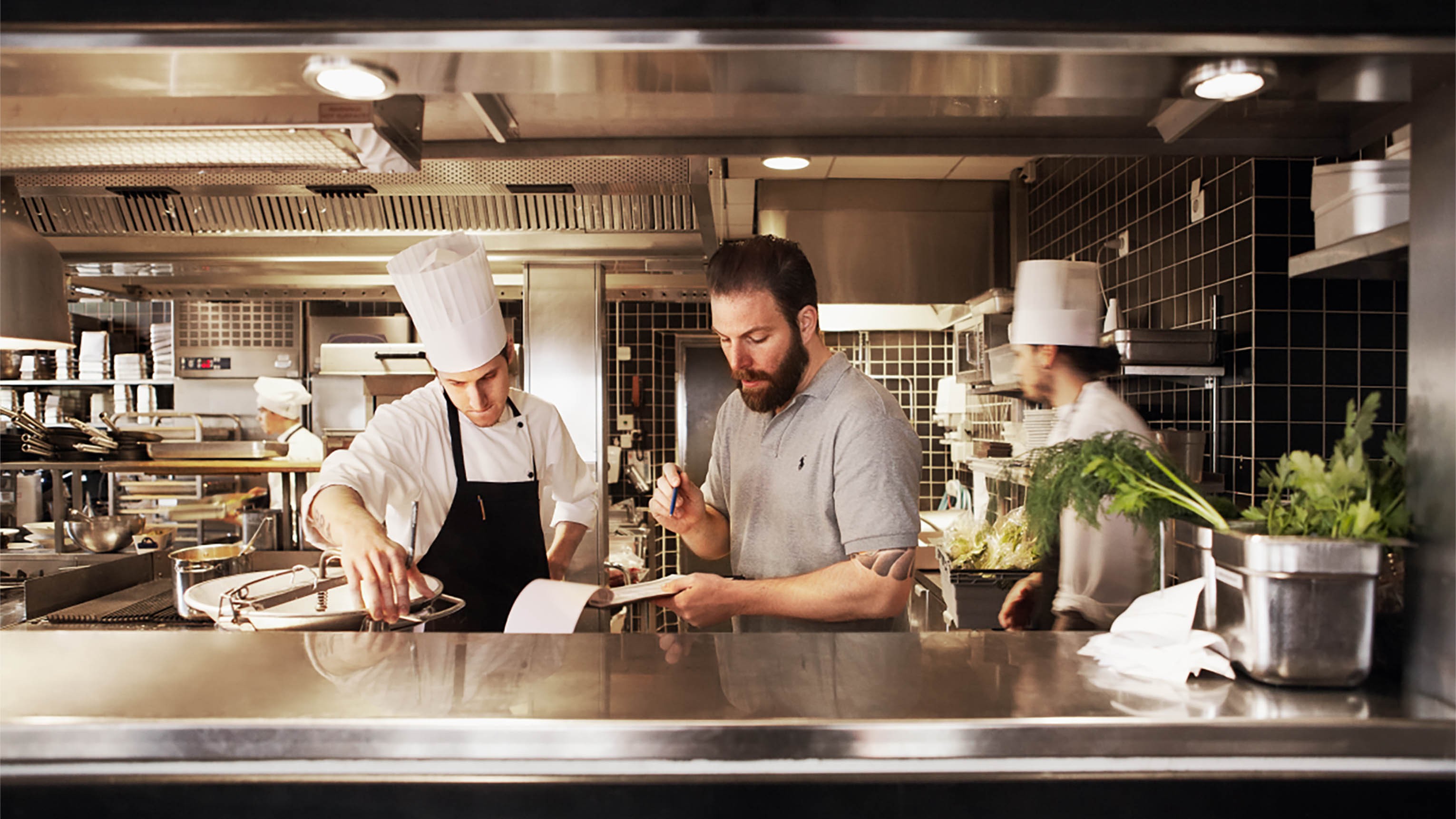 Medarbejdere arbejder i et køkken på et Scandic Hotel