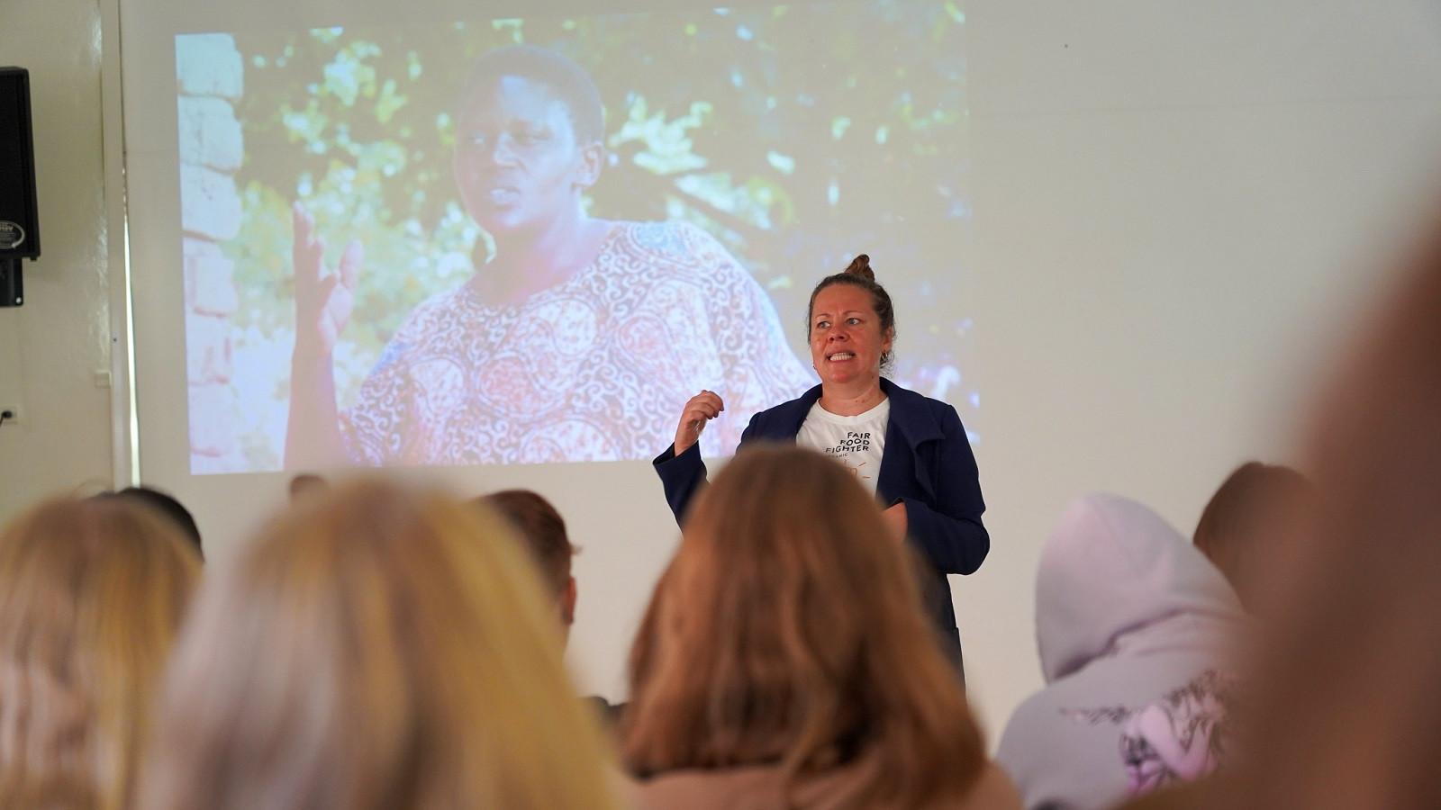 Sigrid Soelberg Vestergaard fra Økologisk Landsforening fortæller eleverne om flere af de case-historier, som viser, at økologien har været med til at skabe bedre livsvilkår for bønderne i Tanzania