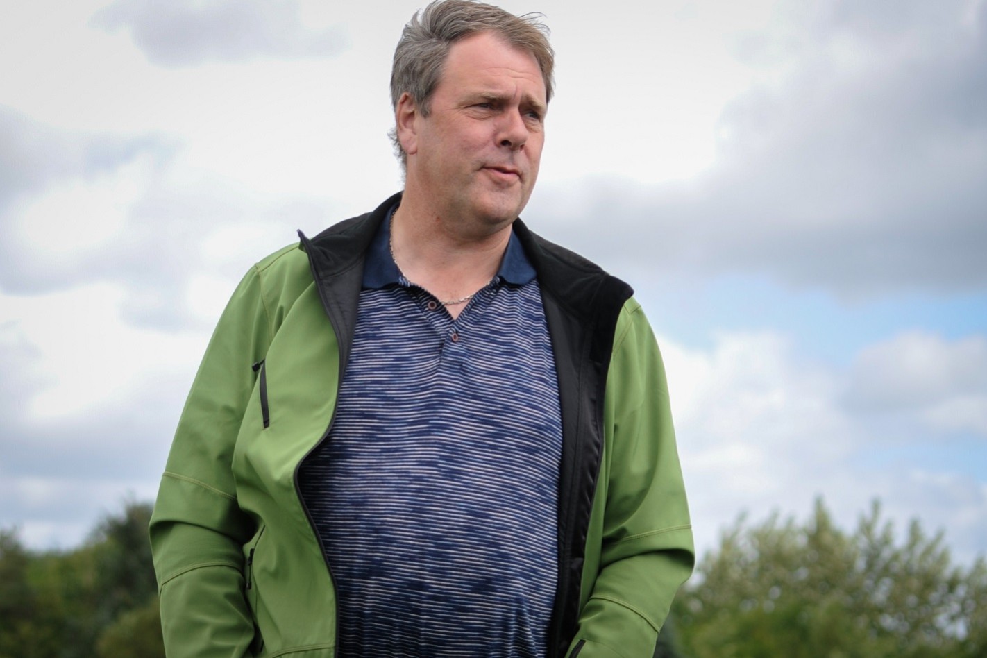 Søren Bilstrup står uden for med træer i baggrunden