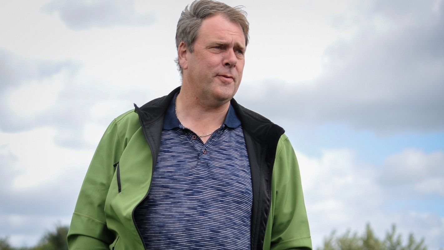 Søren Bilstrup står uden for med træer i baggrunden