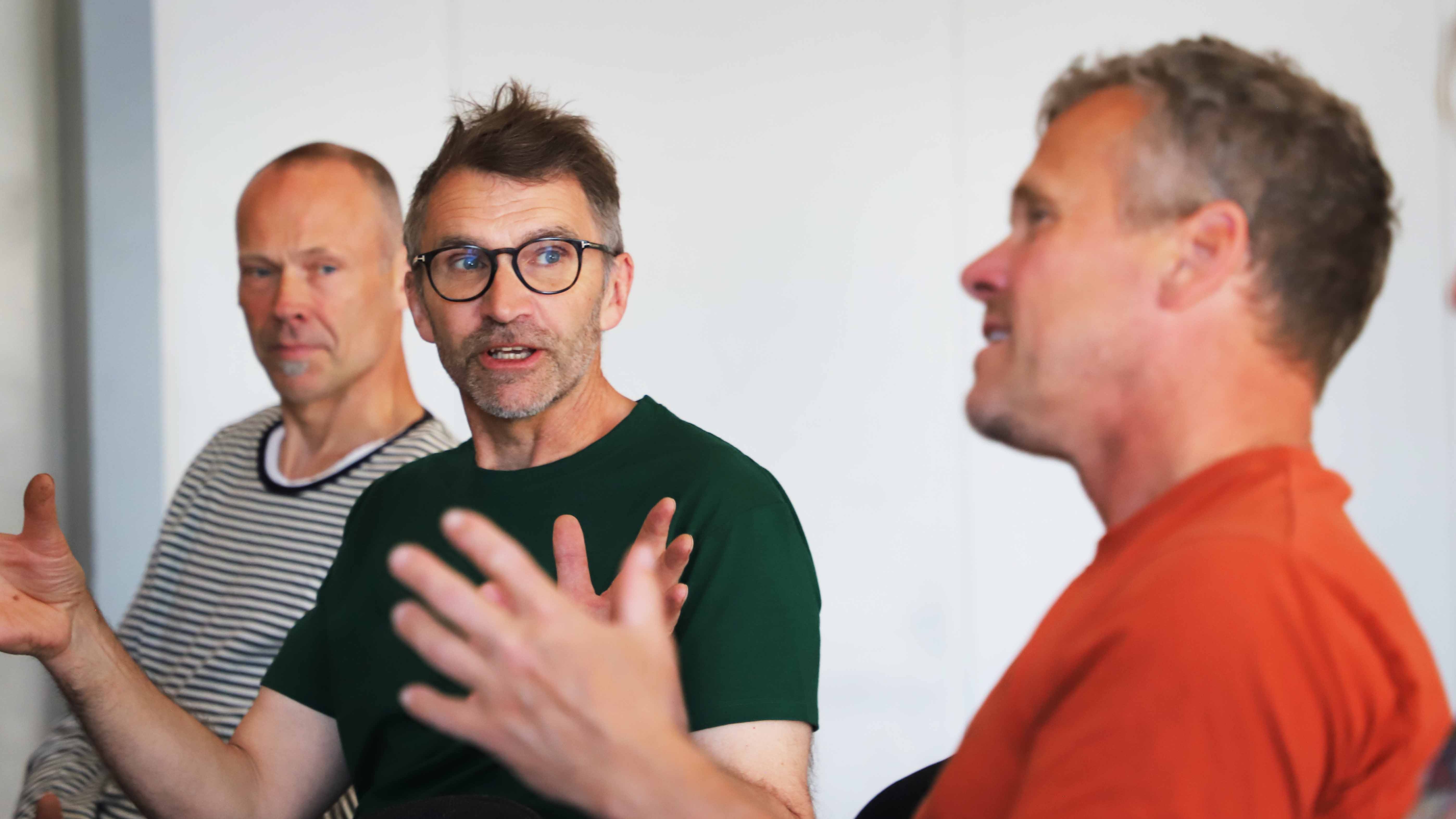 Søren Ugilt Larsen, Brian Holm og Bertel Hestbjerg (th) diskuterer træernes muligheder i bedrifterne