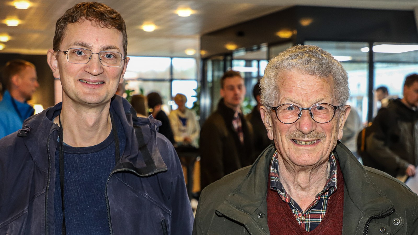 Søren (t.v.) og Johannes Jensen deltager blandt andet i kongressen for at blive klogere på skovlandbrug, men for dem handler det også meget om at møde kollegerne