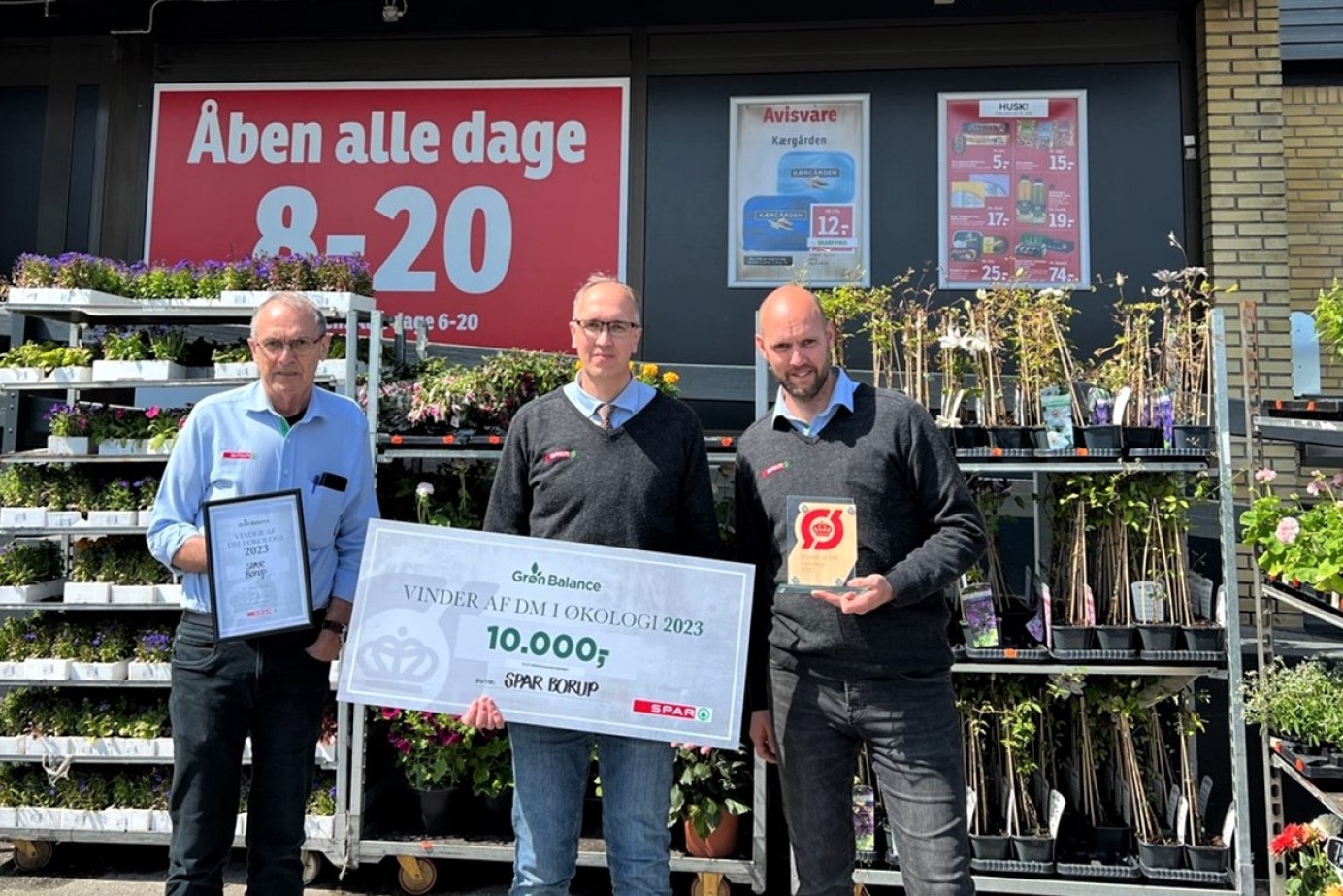 Knud Laustsen t.v. og sønnerne, Jesper Laustsen og Dennis Laustsen foran Spar-butikken i Borup