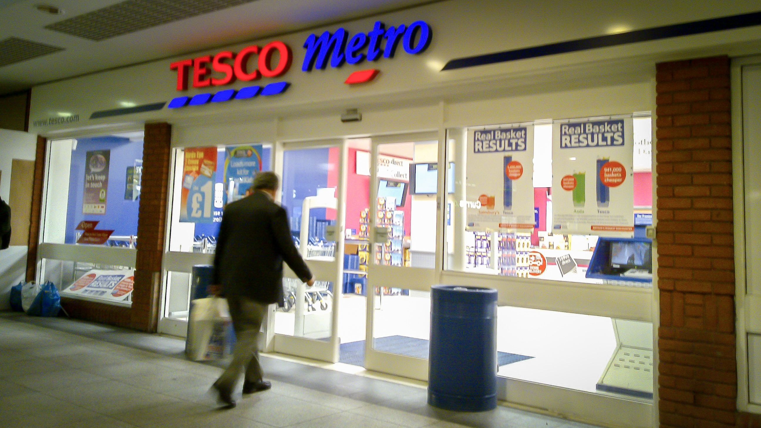 En mand er på vej ind i en Tesco