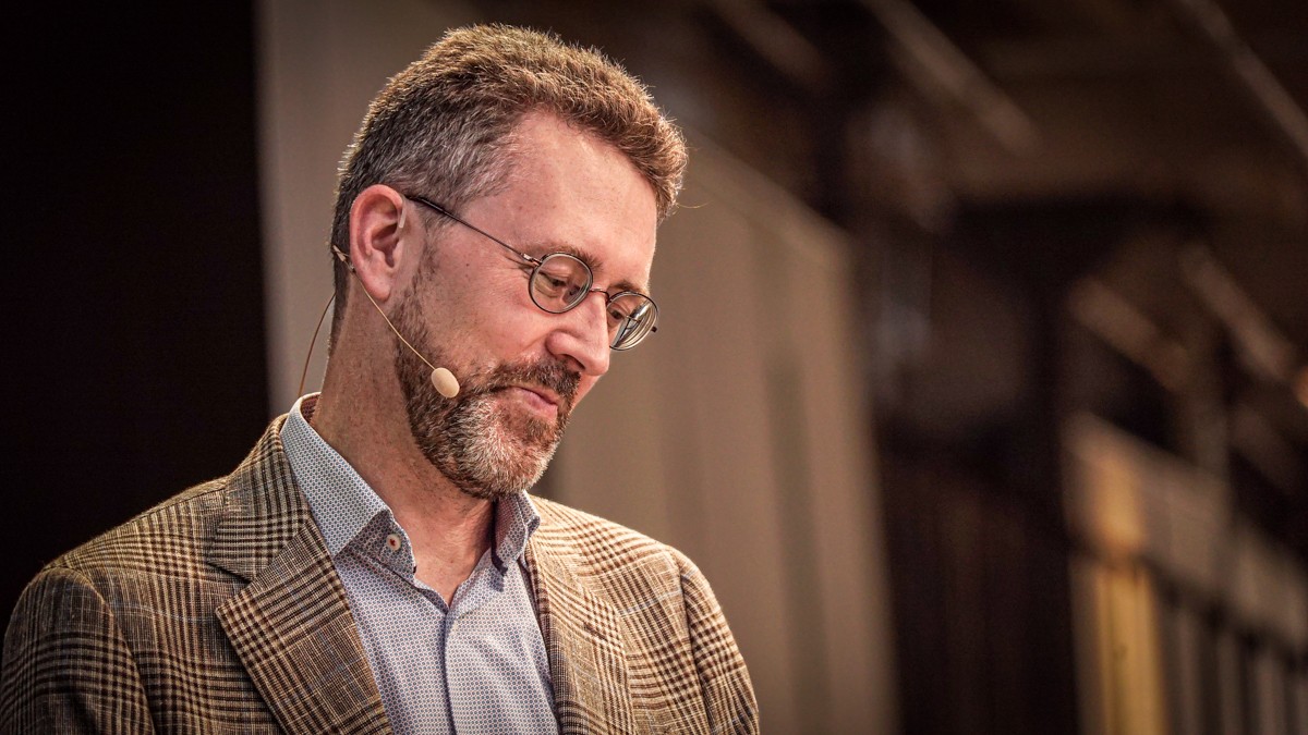 Thomas Roland kigger ned, mens han står på scenen til Plant Based Expo
