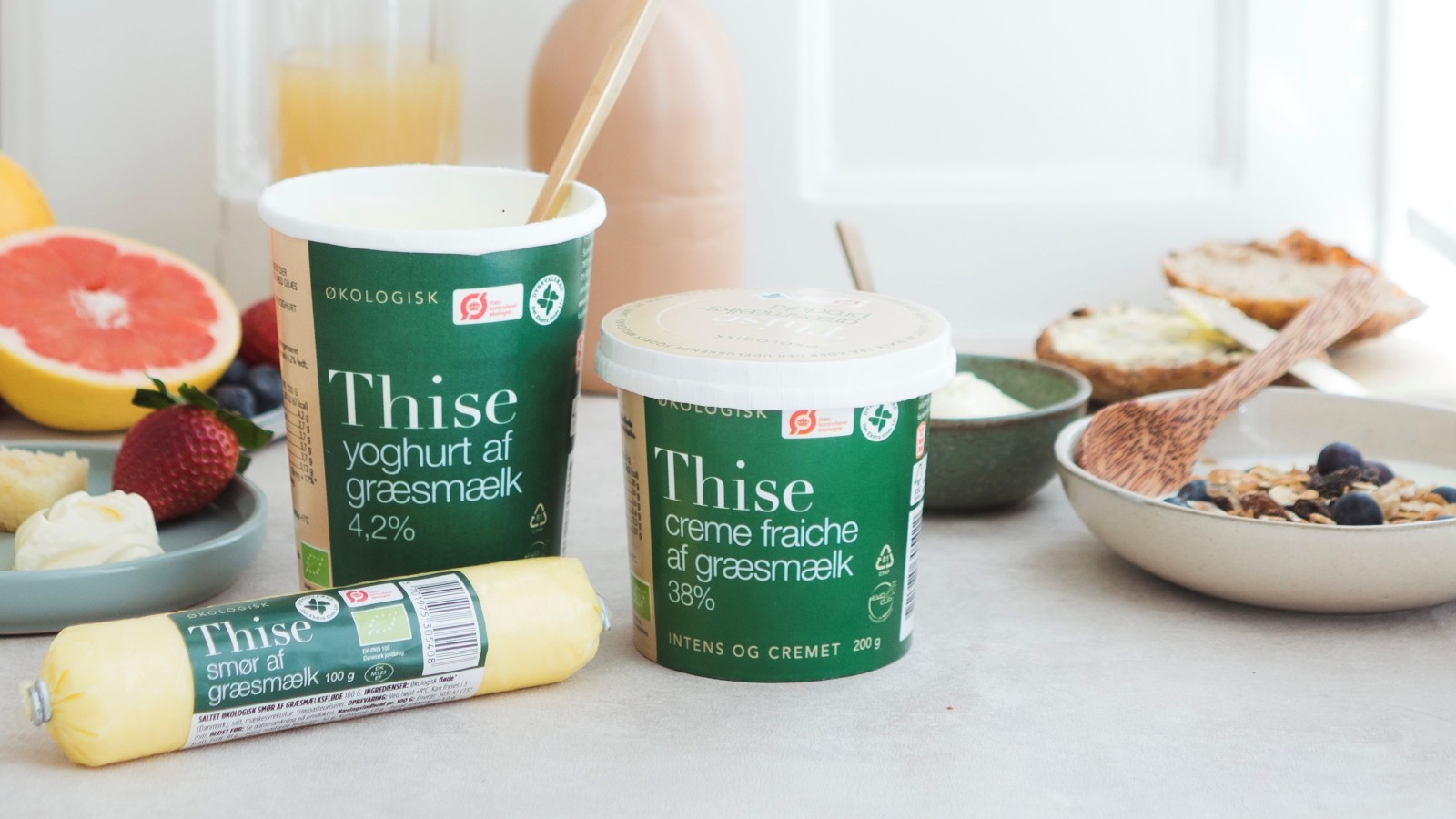 Thises græsmælk har netop fået selskab af smør, creme fraiche, og yoghurt, som alle er baseret på mælk fra køer som udelukkende æder foder der består af græs og via et crowdfunding-lån urter, og hvis du vil være med til at styrke mejeriets arbejde med at udfase soja