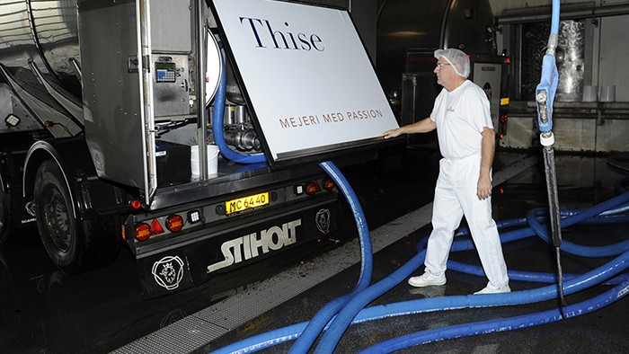 Tankbil og mejeriansat fra Thise Mejeri