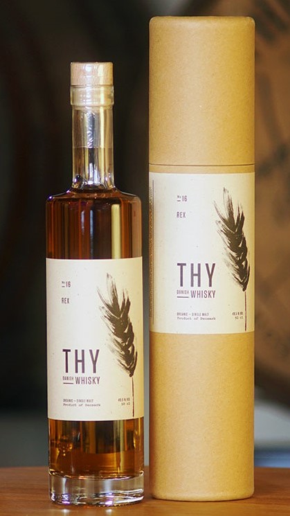 I anledningen af Dronningens besøg har familien skabt en helt særlig whisky, som meget passende får navnet ”Rex”. Der tappes blot 862 flasker af denne særlige aftapning, som er lavet på både karamelmalt, tørverøget malt og lagret på gamle sherry og bourbonfade.