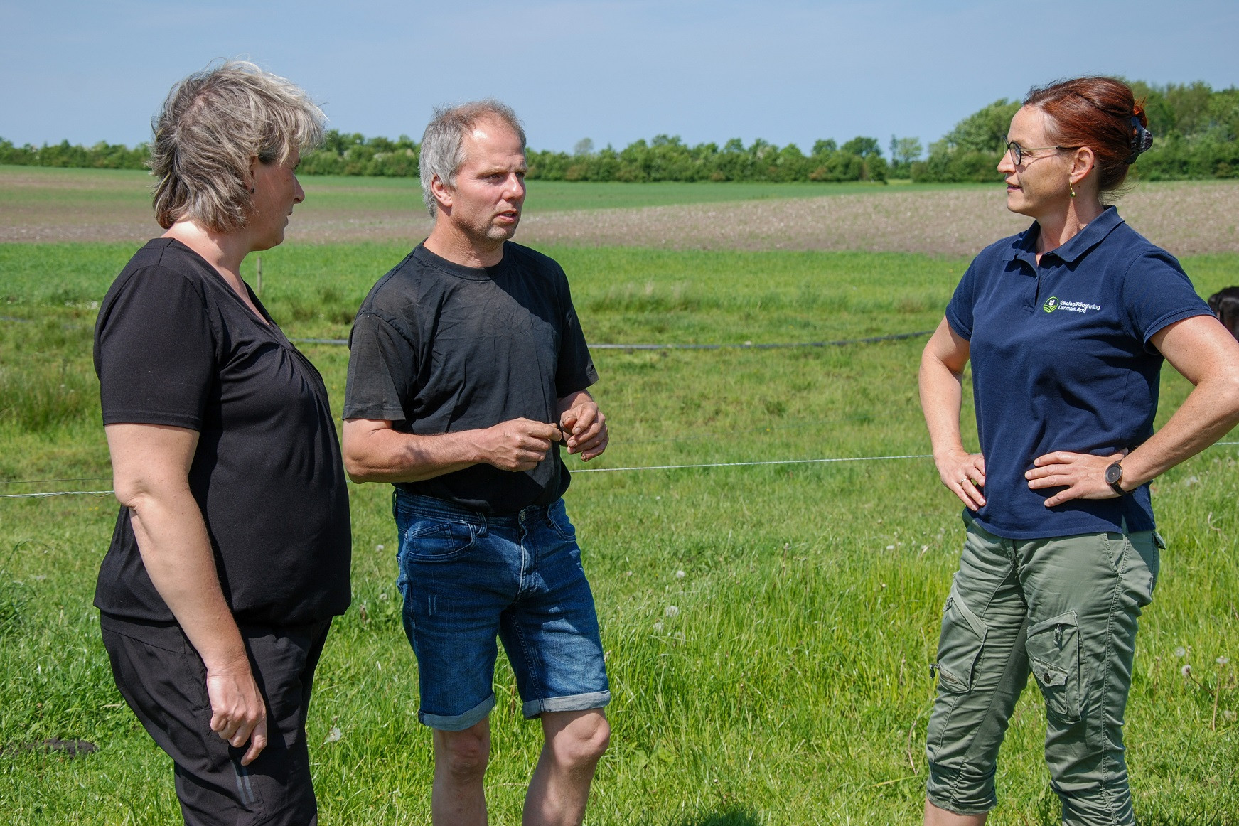 Tina Bolding, Jan Bolding og Solvejg Horst står og snakker på en mark