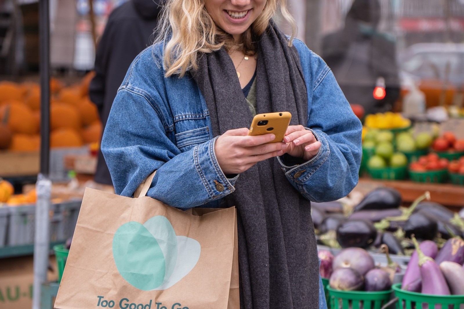 Ung kvinde med bærepose fra Too Good To Go