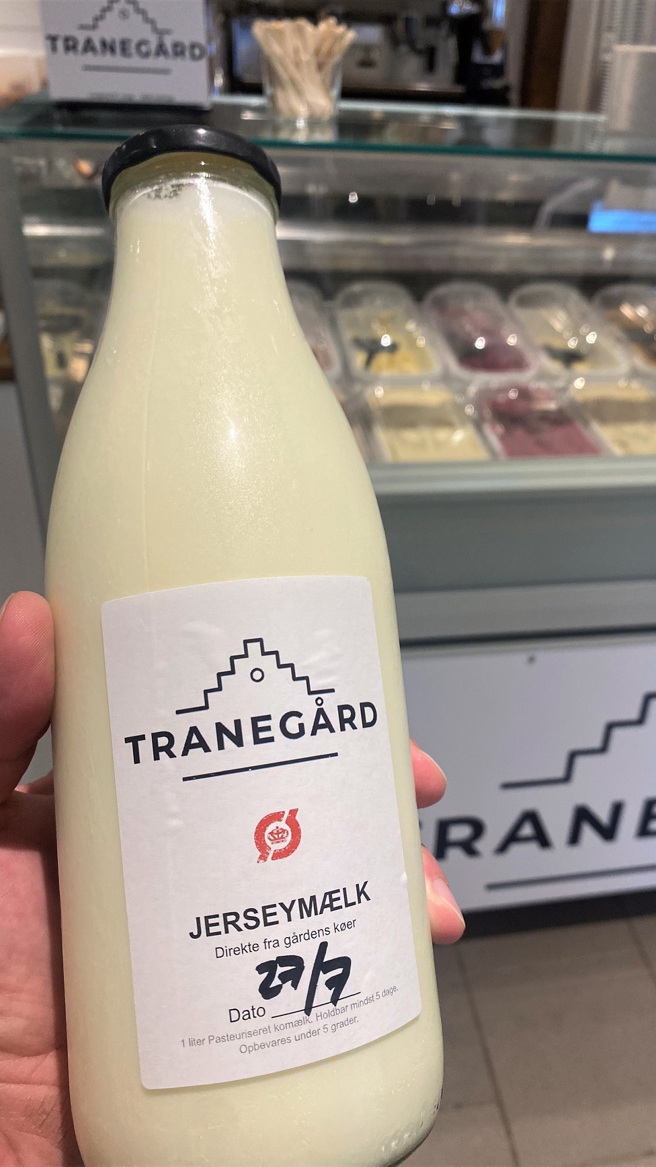 Tranegård tager 30 kr. for en flaske frisktappet gårdmælk