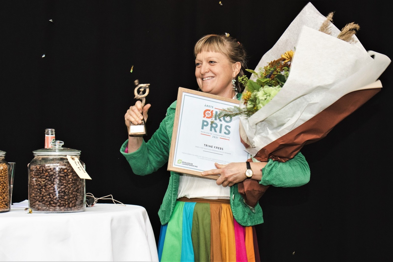 Trine Krebs med blomster efter modtagelsen af Økoprisen 2021