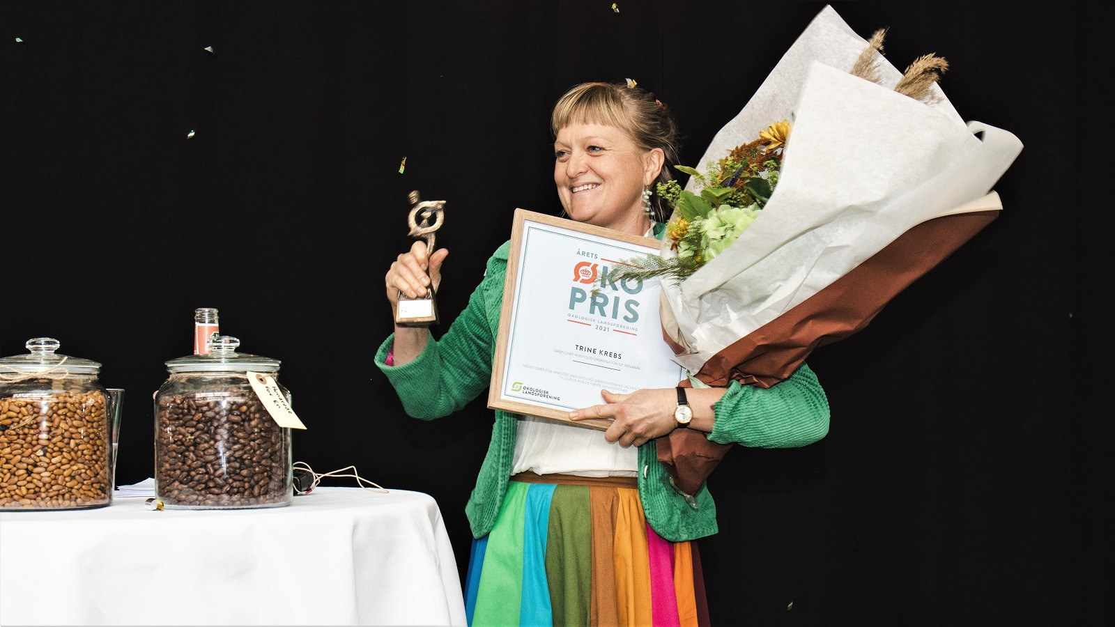 Trine Krebs med blomster efter modtagelsen af Økoprisen 2021