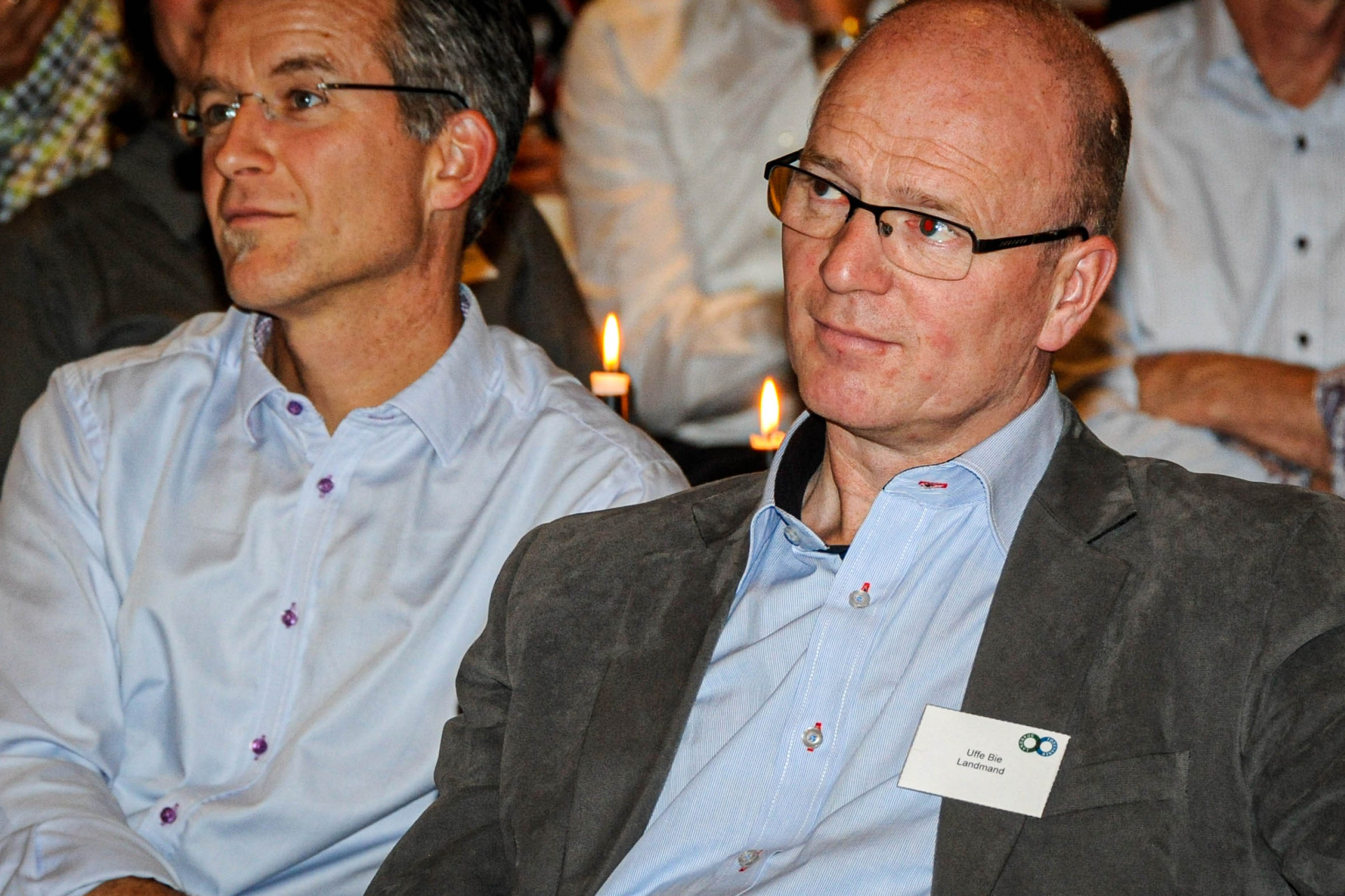 Uffe Bie sidder ved siden af Paul Holmbeck