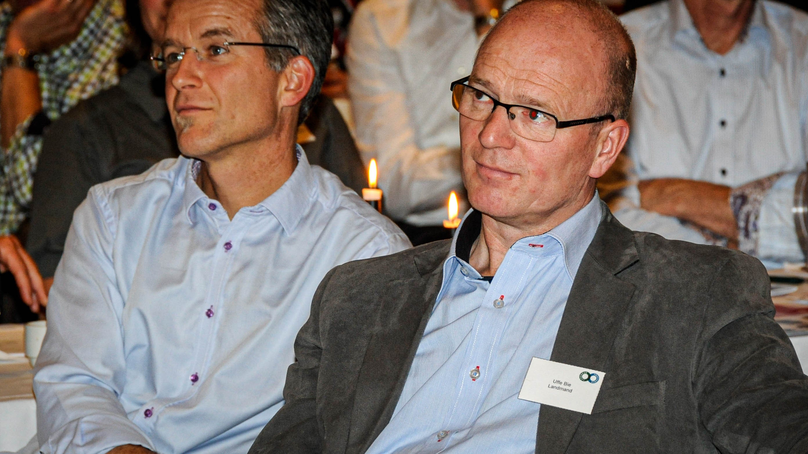 Uffe Bie sidder ved siden af Paul Holmbeck
